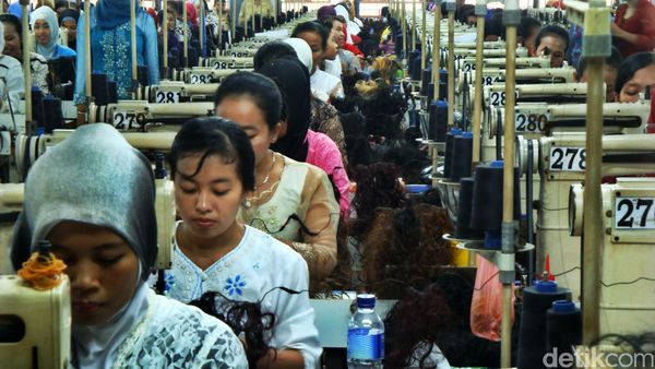 10.696 Kartini Berkebaya Saat Bekerja