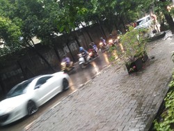 Banjir di TB Simatupang Surut, Kendaraan Sudah Bisa Melintas