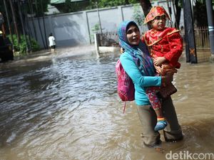 Banjir Melanda, Kartinian Tetap Berlangsung