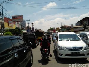 Pembatas Tinggi Jembatan Jatiwaringin Rusak Ditabrak Truk Kontainer