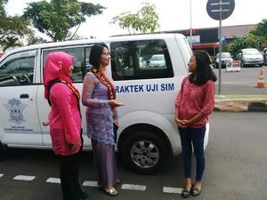Polwan Polrestabes Surabaya Pakai Kebaya Layani Masyarakat