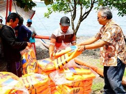 Puluhan Life Jacket Diserahkan ke Nakhoda Perahu Pantai Grand New Watudodol