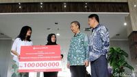 Pengemudi Wanita TransJ Terima Asuransi