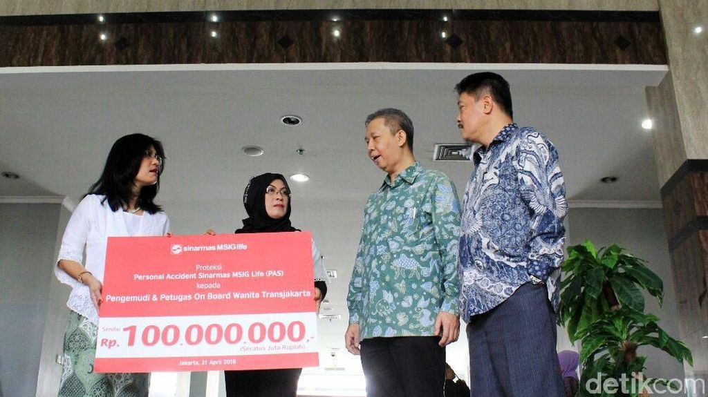 Pengemudi Wanita TransJ Terima Asuransi Pengemudi Wanita TransJ Terima Asuransi