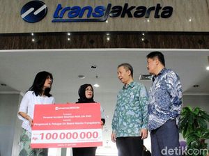 Pengemudi Wanita TransJ Terima Asuransi