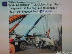 Ada Truk Molen Terbalik, Kalimalang Arah Cawang Stuck