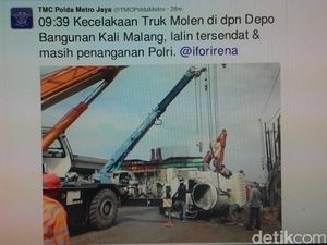 Ada Truk Molen Terbalik, Kalimalang Arah Cawang Stuck Ada Truk Molen Terbalik, Kalimalang Arah Cawang Stuck