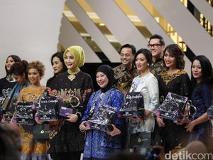 Cantiknya 10 Kartini Modern Berbalut Koleksi Batik Iwan Tirta