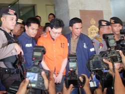 Dikawal Ketat dengan Tangan Terborgol, Hartawan Aluwi Dibawa ke Kejagung