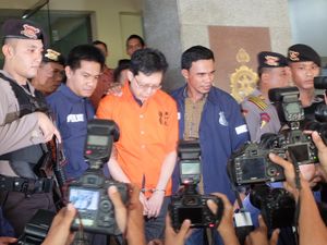 Dikawal Ketat dengan Tangan Terborgol, Hartawan Aluwi Dibawa ke Kejagung Dikawal Ketat dengan Tangan Terborgol, Hartawan Aluwi Dibawa ke Kejagung