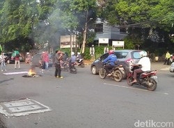 Pendemo Bawa Bendera HMI Bakar Ban di Jl Diponegoro, dan Setop Feeder TransJ