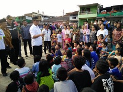 Begini Cara Ridwan Kamil Ajak Anak Pinggiran Rel Kereta Mengaji