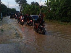 Jalan Raya Babelan Masih Tergenang Air Luapan Sungai Bekasi