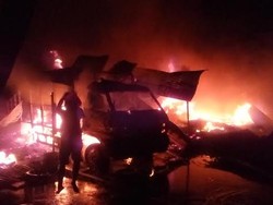 Gudang Ban Bekas Terbakar Sambar Dua Rumah dan Truk di Mojokerto