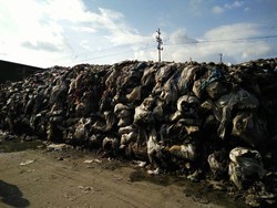 Gunungan Sampah di Pasar Ciroyom, Ridwan Kamil Targetkan 8 Minggu Bersih