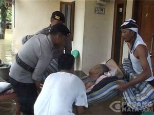 Kakek 80 Tahun Berhasil Dievakuasi dari Rumahnya yang Terendam Banjir Kakek 80 Tahun Berhasil Dievakuasi dari Rumahnya yang Terendam Banjir