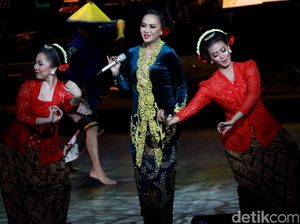 Aksi Sundari Soekotjo di Konser 40 Tahun Berkarya