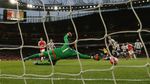 Dua Gol Sanchez Menangkan Arsenal