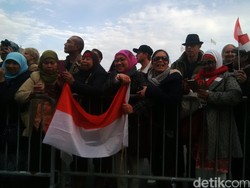 Tiba di Belanda, Presiden Jokowi Disambut Ratusan WNI di Depan Hotel