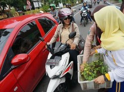 850 Bibit Tanaman dan Pupuk Kompos Dibagikan ke Pengguna Jalan