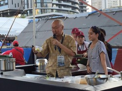 Nadine dan Bob Mencicipi Garang Asam Buatan Pak William