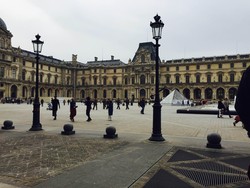 Tentara-tentara Bersenjata Berjaga di Wisata di Prancis