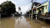 Banjir Masih Rendam Perumahan Pondok Gede Permai