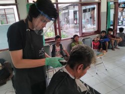 Stylist Rambut Artis Cukur Rambut Penghuni Liponsos