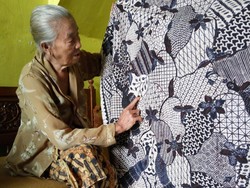 Kisah Mbah Acum, Pembatik Tulis Tradisional Tertua di Banyuwangi