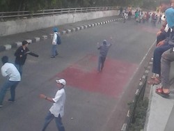 Puluhan Pelajar Tawuran di Bawah Flyover Pasar Rebo, Lalin Macet