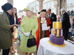 Kue Buatan Hijabers Inggris untuk Ratu Elizabeth II Jadi Kontroversi