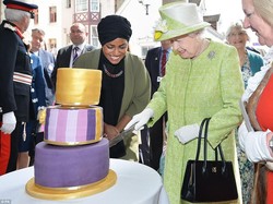 Foto: Saat Ratu Elizabeth II Potong Kue Ultah Buatan Nadiya, Hijabers Inggris