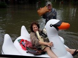 Bidan Ini Terjang Banjir dengan Perahu Bebek Demi Bantu Pasien Bersalin