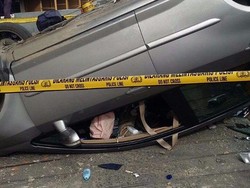 Honda City Terjun Bebas dari Lantai 4 Plaza Lokasari, 2 Orang Luka-Luka