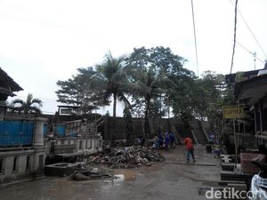 Tanggul Jebol yang Sebabkan Banjir di Pondok Gede Permai Mulai Ditambal Tanggul Jebol yang Sebabkan Banjir di Pondok Gede Permai Mulai Ditambal