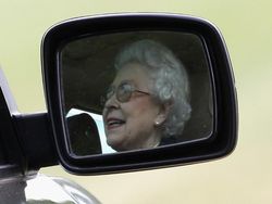 Mobil yang Dipakai Ratu Elizabeth II Saat ke Indonesia Disambut Ali Sadikin