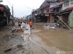 Banjir Surut, Lumpur dan Sampah Jadi Musuh Warga Pondok Gede Permai