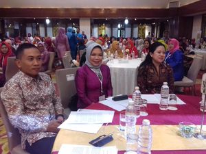 Bupati Batang Yoyok Sudibyo dan Menko Puan Akrab di Acara KPK