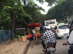 Mobil yang Jajakan Dagangan di Perbatasan Tangerang-Jakarta Bikin Lalin Tersendat