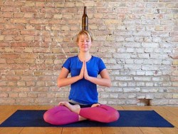 Boga, Ketika Yoga Dilakukan dengan Memakai Botol Bir