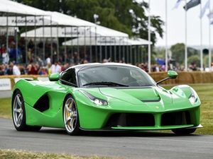 Pesepak Bola Muda Inggris Dapat Pelatihan Berkendara Mobil Mewah