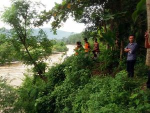 Video Pria Diduga Depresi di Sukabumi Nekat Ceburkan Diri ke Sungai