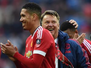 MU ke Final Piala FA, Van Gaal Kritik Wasit