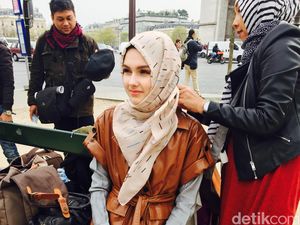 Foto: Ketika Wanita Belanda Pakai Hijab Buatan Indonesia di Paris, Prancis Foto: Ketika Wanita Belanda Pakai Hijab Buatan Indonesia di Paris, Prancis