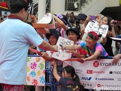 Hasrat Meminta Tanda Tangan dan Eksklusifitas Selebriti Jepang