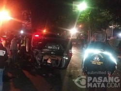 Mobil Terbalik Usai Tabrak Trotoar di Jalan Dewi Sartika, Sopir Luka-luka