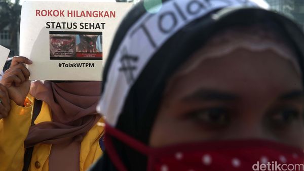 Aksi Tolak Pameran Mesin Rokok