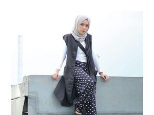 Foto: 5 Selebgram Hijab Tampil Monokrom di Wolipop OOTD Challenge