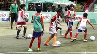 Sebanyak 300 anak usia 6-12 tahun juga mendapatkan pelatihan sepak bola sesuai dengan standar aturan Federasi Sepak Bola Internasional dari pelatih bersertifikat Asian Football Confederation (AFC).