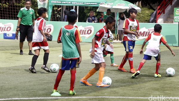 Mantan Pemain Timnas Beri Pelatihan Sepakbola